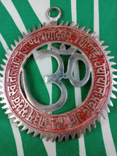 Cargar imagen en el visor de la galería, Decoracion Om Metal Rojo
