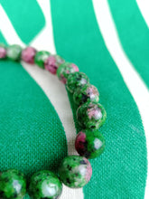 Cargar imagen en el visor de la galería, Pulsera Elástica Zoisita 8 mm
