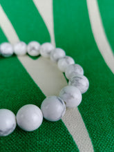 Cargar imagen en el visor de la galería, ﻿Pulsera Elástica Howlita 8 mm
