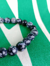Cargar imagen en el visor de la galería, Pulsera Elástica Obsidiana nevada 8 mm
