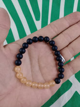 Cargar imagen en el visor de la galería, Pulsera Elástica Agata Naranja + Perlas negras 8mm
