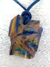Cargar imagen en el visor de la galería, Colgante Ojo Tigre Corte Irregular Modelo 2
