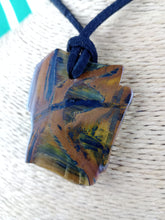 Cargar imagen en el visor de la galería, Colgante Ojo Tigre Corte Irregular Modelo 2
