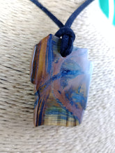 Cargar imagen en el visor de la galería, Colgante Ojo Tigre Corte Irregular Modelo 2
