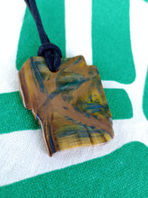 Cargar imagen en el visor de la galería, Colgante Ojo Tigre Corte Irregular Modelo 2
