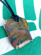 Cargar imagen en el visor de la galería, Colgante Ojo Tigre Corte Irregular Modelo 2
