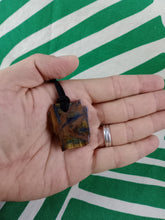 Cargar imagen en el visor de la galería, Colgante Ojo Tigre Corte Irregular Modelo 2
