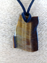 Cargar imagen en el visor de la galería, Colgante Ojo Tigre Corte Irregular Modelo 1
