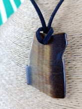 Cargar imagen en el visor de la galería, Colgante Ojo Tigre Corte Irregular Modelo 1
