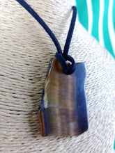 Cargar imagen en el visor de la galería, Colgante Ojo Tigre Corte Irregular Modelo 1
