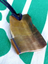 Cargar imagen en el visor de la galería, Colgante Ojo Tigre Corte Irregular Modelo 1
