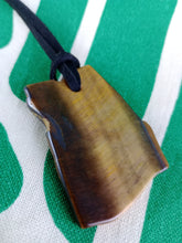 Cargar imagen en el visor de la galería, Colgante Ojo Tigre Corte Irregular Modelo 1
