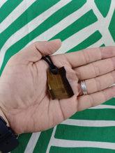 Cargar imagen en el visor de la galería, Colgante Ojo Tigre Corte Irregular Modelo 1
