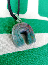 Cargar imagen en el visor de la galería, Colgante Herradura Agata India
