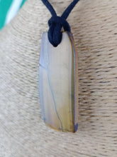 Cargar imagen en el visor de la galería, Colgante Ojo Tigre Corte Irregular Modelo 3
