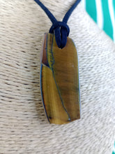 Cargar imagen en el visor de la galería, Colgante Ojo Tigre Corte Irregular Modelo 3
