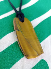 Cargar imagen en el visor de la galería, Colgante Ojo Tigre Corte Irregular Modelo 3
