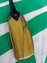 Cargar imagen en el visor de la galería, Colgante Ojo Tigre Corte Irregular Modelo 3
