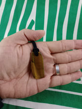 Cargar imagen en el visor de la galería, Colgante Ojo Tigre Corte Irregular Modelo 3
