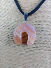 Cargar imagen en el visor de la galería, Colgante Herradura Agata Naranja
