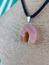 Cargar imagen en el visor de la galería, Colgante Herradura Agata Naranja
