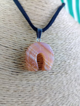 Cargar imagen en el visor de la galería, Colgante Herradura Agata Naranja
