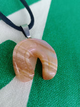 Cargar imagen en el visor de la galería, Colgante Herradura Agata Naranja
