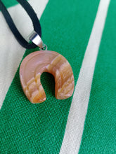 Cargar imagen en el visor de la galería, Colgante Herradura Agata Naranja
