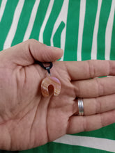 Cargar imagen en el visor de la galería, Colgante Herradura Agata Naranja
