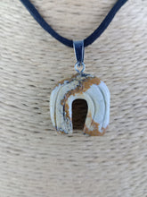 Cargar imagen en el visor de la galería, Colgante Herradura Jaspe Paisaje Mod. 1
