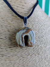 Cargar imagen en el visor de la galería, Colgante Herradura Jaspe Paisaje Mod. 1
