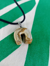 Cargar imagen en el visor de la galería, Colgante Herradura Jaspe Paisaje Mod. 1
