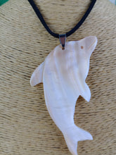 Cargar imagen en el visor de la galería, Colgante Delfín Nacar
