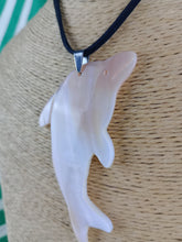 Cargar imagen en el visor de la galería, Colgante Delfín Nacar
