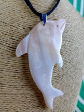Cargar imagen en el visor de la galería, Colgante Delfín Nacar
