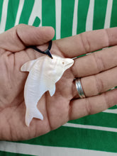 Cargar imagen en el visor de la galería, Colgante Delfín Nacar

