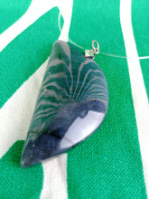 Cargar imagen en el visor de la galería, Colgante Luna Espectrolita o Labradorita
