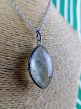 Cargar imagen en el visor de la galería, Colgante Cuarzo Rutilado Verde
