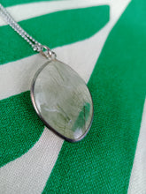 Cargar imagen en el visor de la galería, Colgante Cuarzo Rutilado Verde
