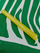 Cargar imagen en el visor de la galería, Vela Promesa Grande Amarilla
