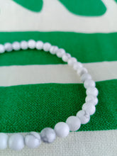 Cargar imagen en el visor de la galería, Pulsera Howlita 4 mm
