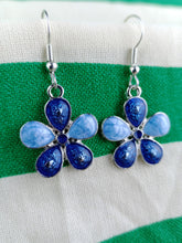 Cargar imagen en el visor de la galería, Pendientes Flores Azules Esmaltadas
