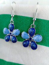 Cargar imagen en el visor de la galería, Pendientes Flores Azules Esmaltadas
