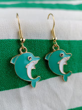 Cargar imagen en el visor de la galería, Pendientes Delfin Color Verde

