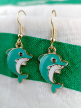 Cargar imagen en el visor de la galería, Pendientes Delfin Color Verde
