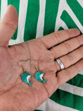 Cargar imagen en el visor de la galería, Pendientes Delfin Color Verde
