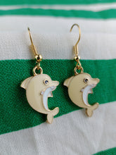 Cargar imagen en el visor de la galería, Pendientes Delfin Color Crema
