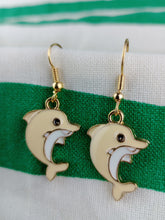 Cargar imagen en el visor de la galería, Pendientes Delfin Color Crema

