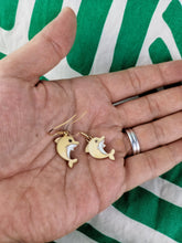 Cargar imagen en el visor de la galería, Pendientes Delfin Color Crema
