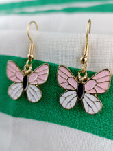 Cargar imagen en el visor de la galería, Pendientes Mariposa Rosa Y Blanca
